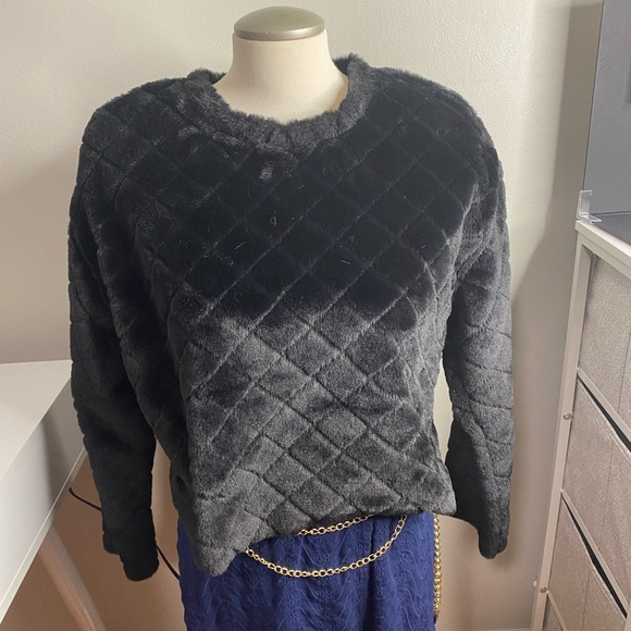 Zara Faux Fur Quilted Black Pullover - Picture 7 of 16